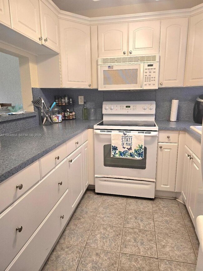 Foto del edificio - 2998 Sunrise Lakes Dr E