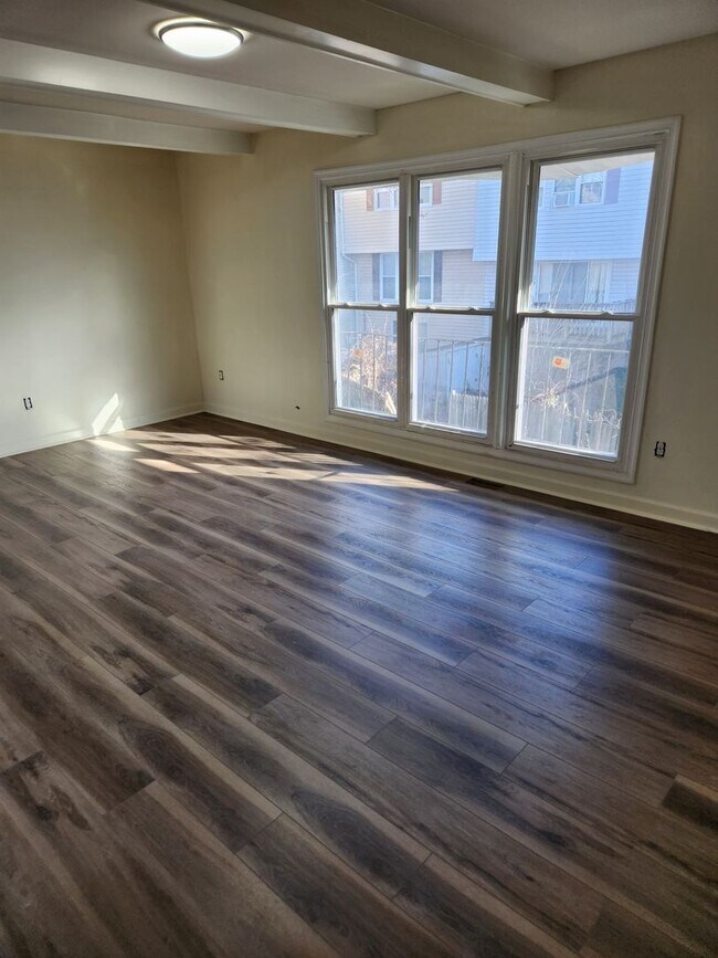 Foto del edificio - Spacious 3-bedroom, 1.5-bath end-unit townhome located in Edgewood