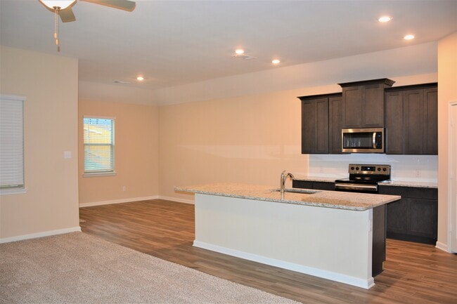 Building Photo - 1903 Dahlia Way