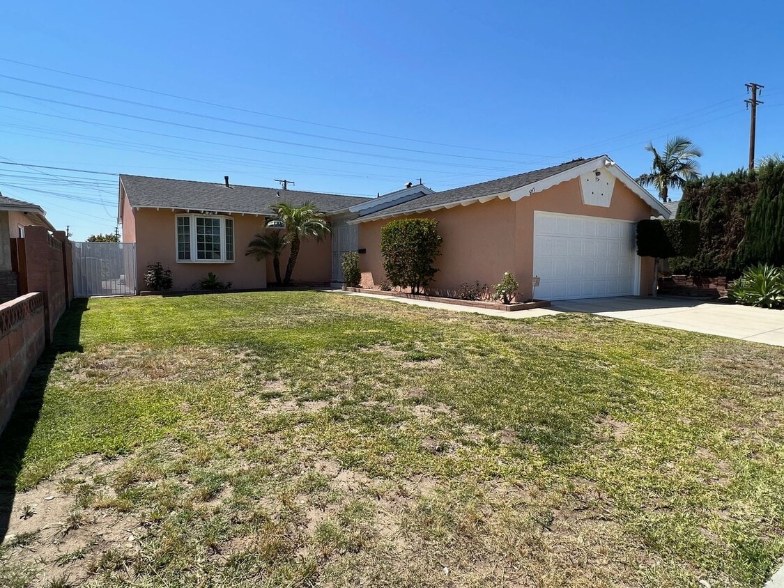 Primary Photo - 3 Bedroom 2 Bath Well Kept Traditional Hom...
