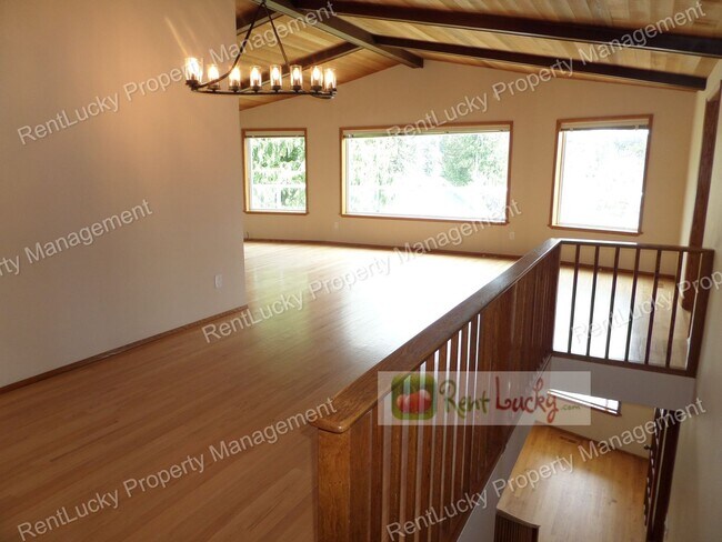 Foto del edificio - LAKE VIEWS!! Incredible 4-Bedroom Home on Huge Lot w/Giant Covered Deck!