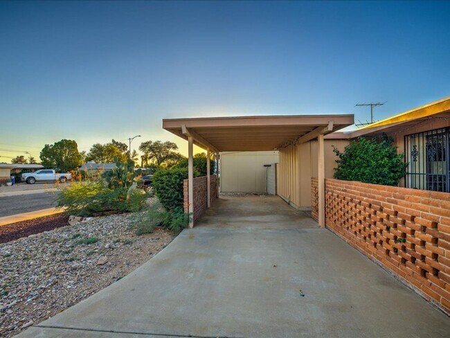 Foto del edificio - Charming 3-Bedroom, 2-Bath Home with Spaci...