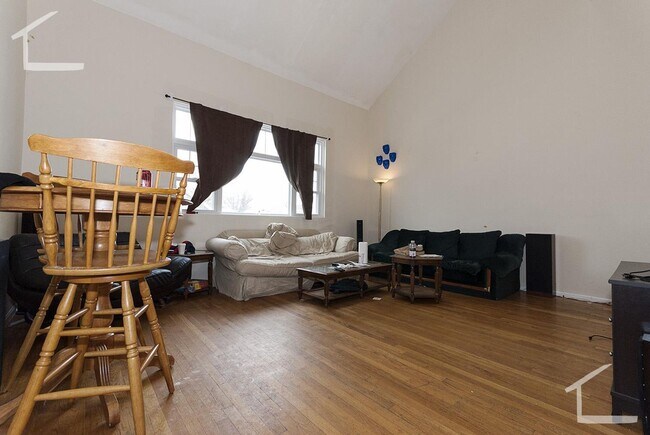 Foto del edificio - Huge 5 bed 3 bath townhouse