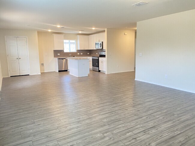 Foto del edificio - Immaculate 4-bedroom, 3-bathroom single fa...