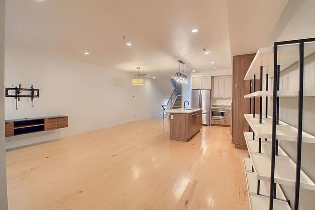 Building Photo - Gorgeous LoHi Townhome!!