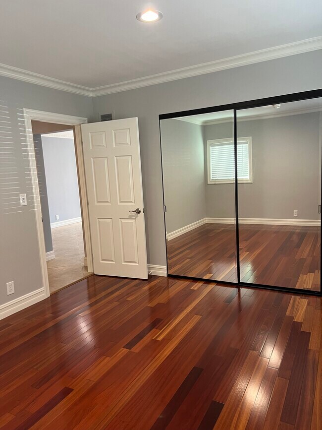 Building Photo - 333 S Doheny Dr