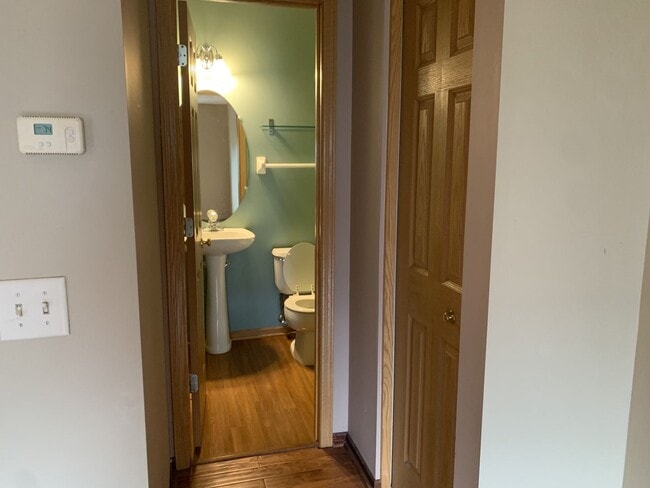 Foto del edificio - Beautiful 2 Bed/1.5 Bath townhome, with extra large open concept living space - Available Mar 1