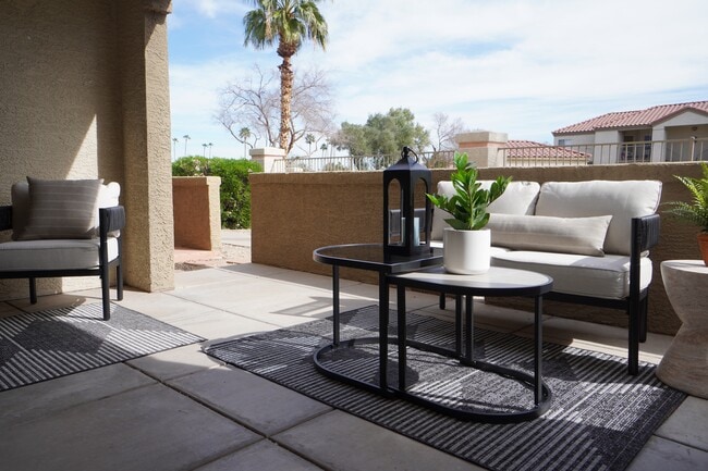 Building Photo - La Fontaine at Sun City