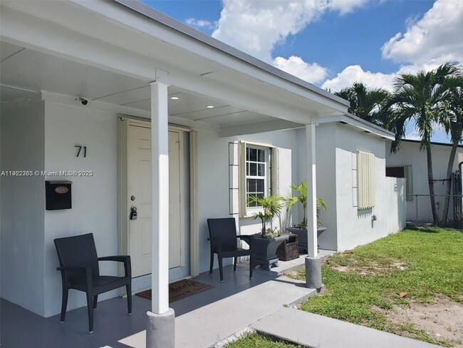 Building Photo - 71 E 43rd St