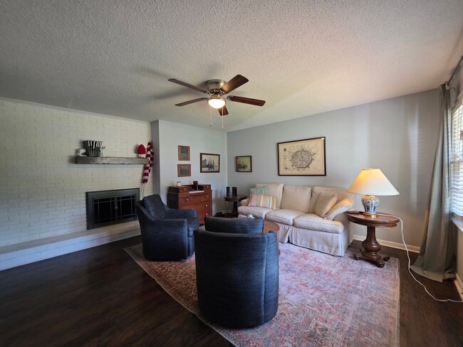 Foto del edificio - Sherwood Forest Gem | Spacious 3BR Home with Fenced Yard & Flex Room