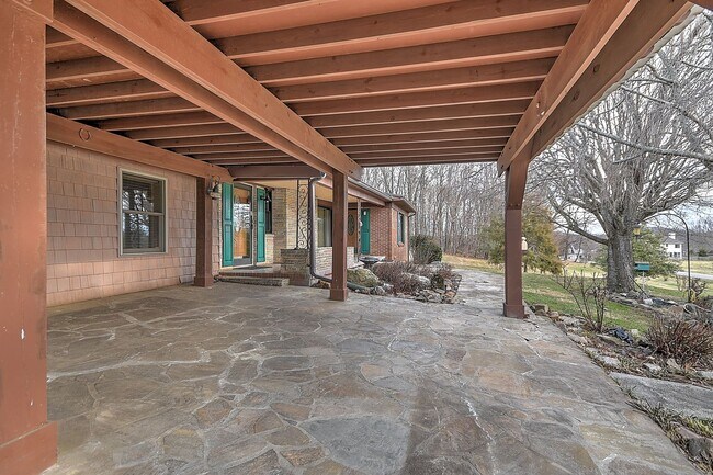 Foto del edificio - 563 Hales Chapel Rd