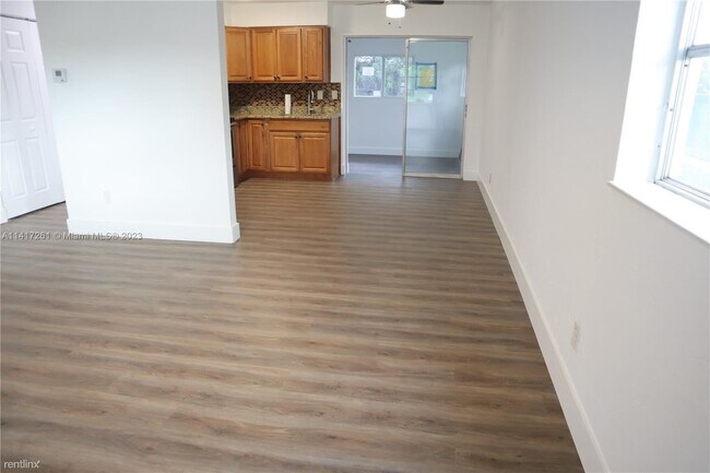 Foto del edificio - 3 br, 2 bath House - 9500 NW 72nd Ct # 1