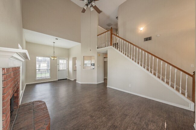 Building Photo - 2136 Stoneridge Dr