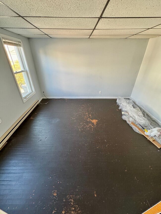 Building Photo - TWO Bedroom Apartment w Shared Off street ...