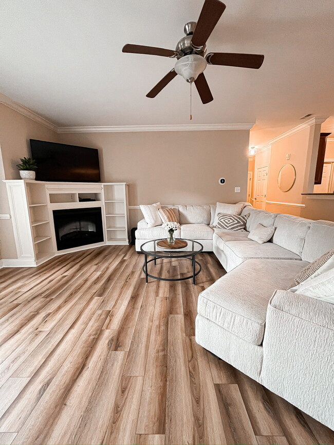 Building Photo - 350 Gallery Dr