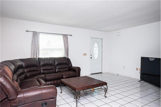 Building Photo - 261 SE Whitmore Dr