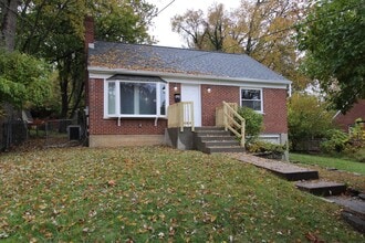 Building Photo - 1646 Raglan St