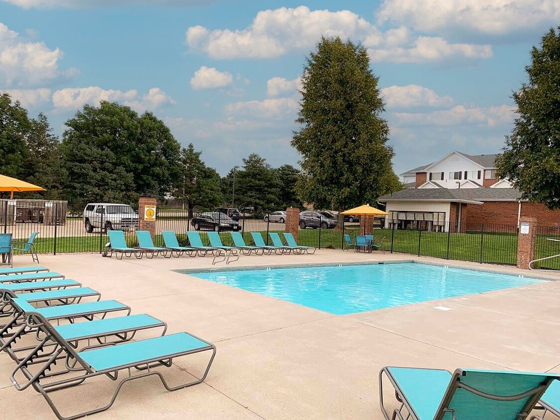 Sumérjase en la relajación en nuestra cristalina piscina. - Pine Lake Heights Apartments