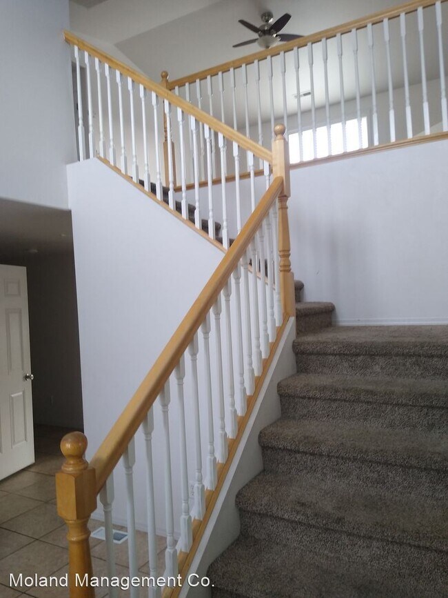 Foto del edificio - 5 br, 2.5 bath House - 9511 W. Claire Ave.