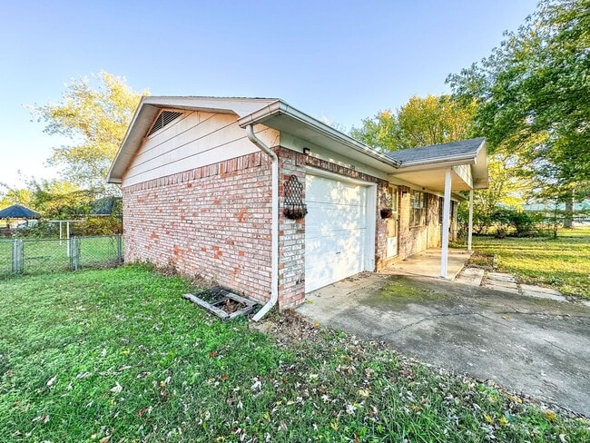 Building Photo - 3 bed/2 bath HOME w/ Garage! NOW LEASING! ...