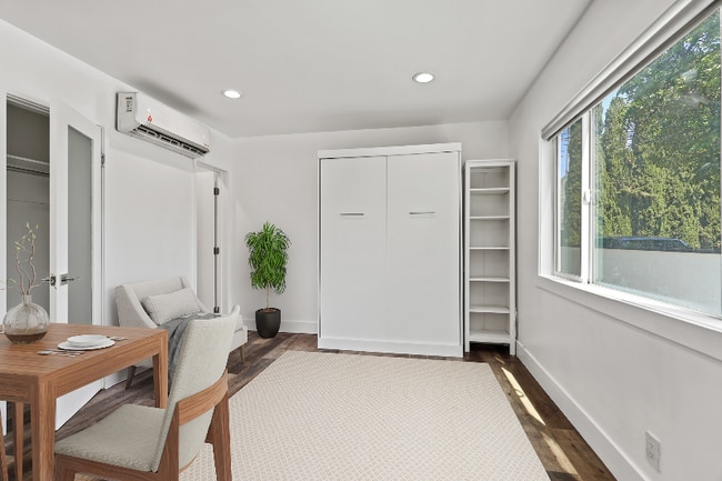 Building Photo - 2730 Raymond Ave