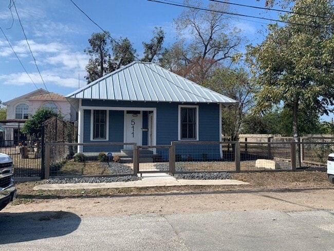 Fully Restored 2BR Classic Near Downtown Dignowity Hill - Fully Restored 2BR Classic Near Downtown Dignowity Hill House