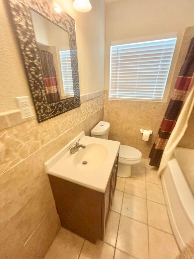 Foto del edificio - Warm and Inviting 3-bedroom 1-bathroom house