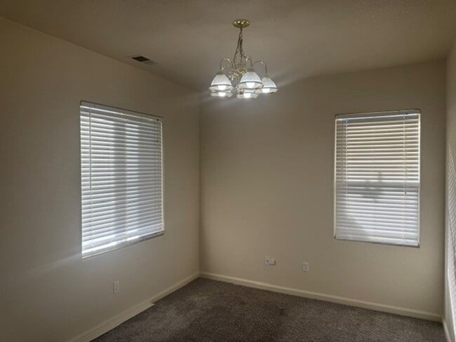 Foto del edificio - 4 Bedroom 3 Bath Two Story Home, New Flooring, New Interior Paint