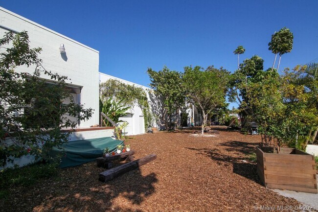 Building Photo - 261 NE 73rd St