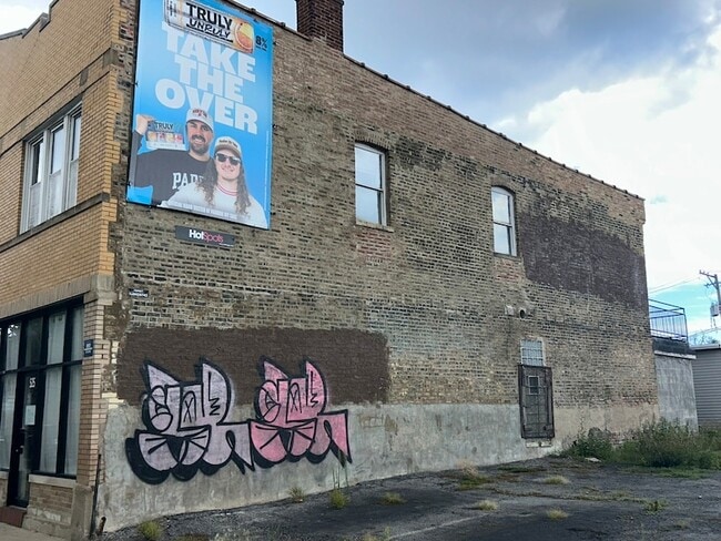 Building Photo - 527 N Ashland Ave