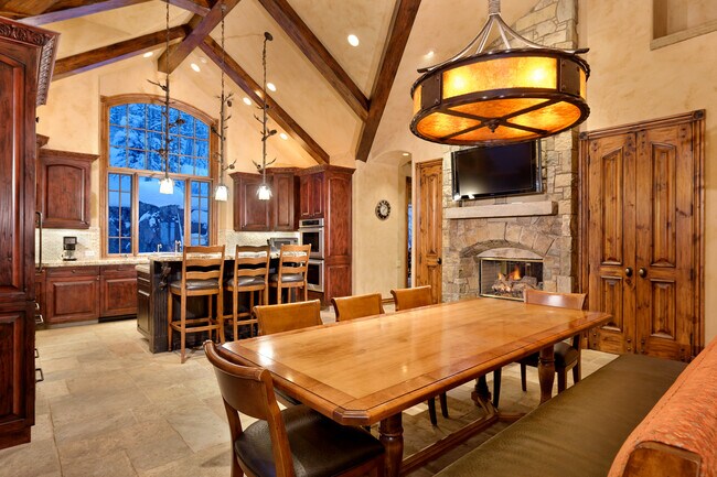 Building Photo - 916 Pine Crest Dr