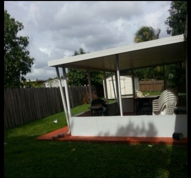 Building Photo - 384 SW 17th Terrace