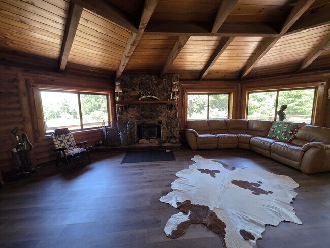 Foto del edificio - 7068 Sandy Creek Rd