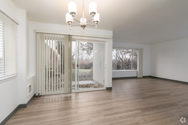 2 habitaciones, 1 baño - 1100 pies cuadrados - Comedor - Sunset House Apartments