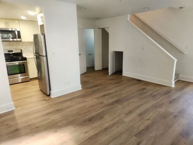 Foto del edificio - Clean and bright throughout, 2-bedroom, 1.5 Bathroom, two story unit in a great Windsor location!
