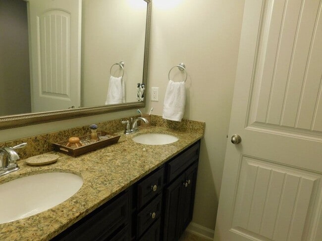 Foto del edificio - CUTE 4 BEDROOM AVAILABLE NOW