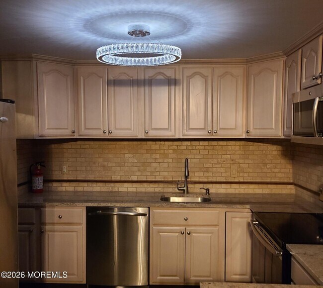 Building Photo - 634 Point Ave