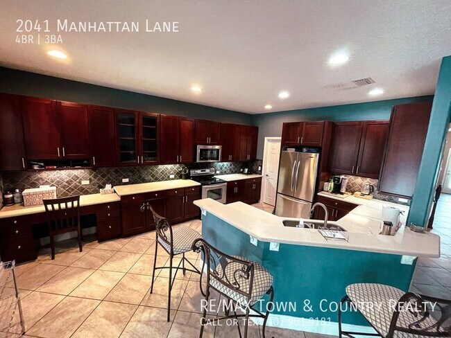 Building Photo - 2041 Manhattan Ln