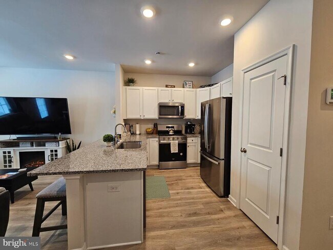 Building Photo - 33 Alexander Wy