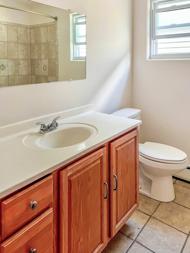Full Bath - 5043 W Cornelia Ave