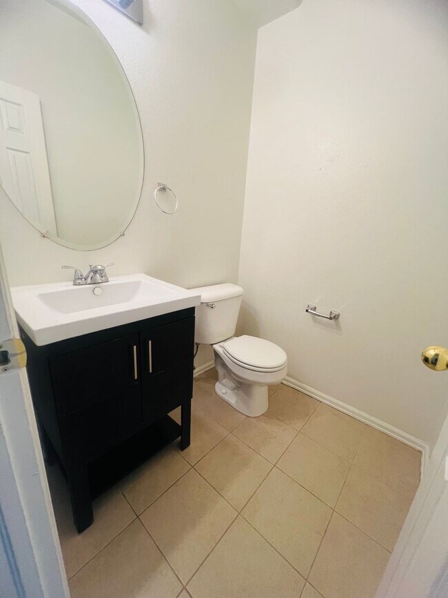 Building Photo - 3 bedoom 2.5 bath townhome close to Powers...