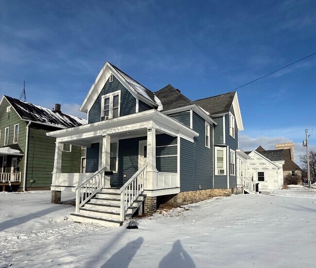 Building Photo - 600 9th Ave