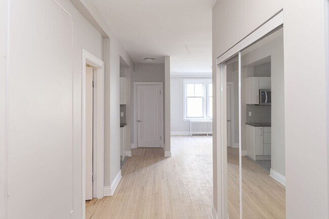 Building Photo - 4557 Rue Sherbrooke O