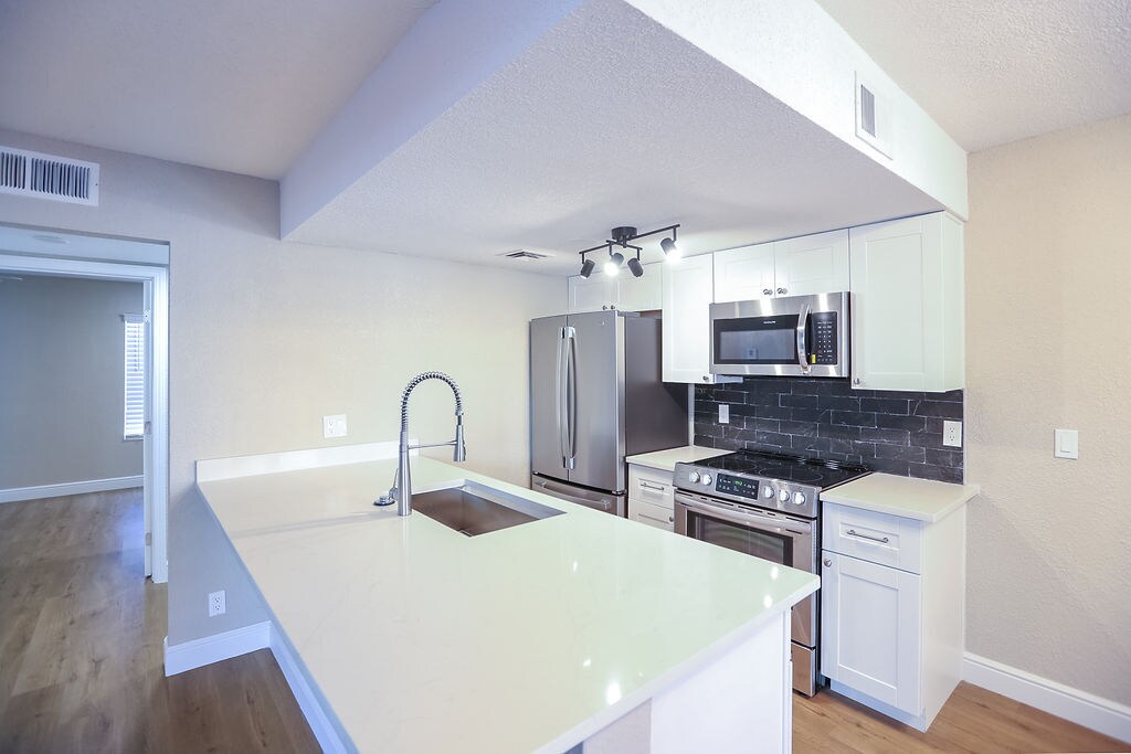 Kitchen - 2228 E Campbell Ave