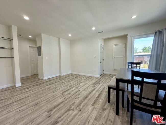 Foto del edificio - 5248 Whitsett Ave