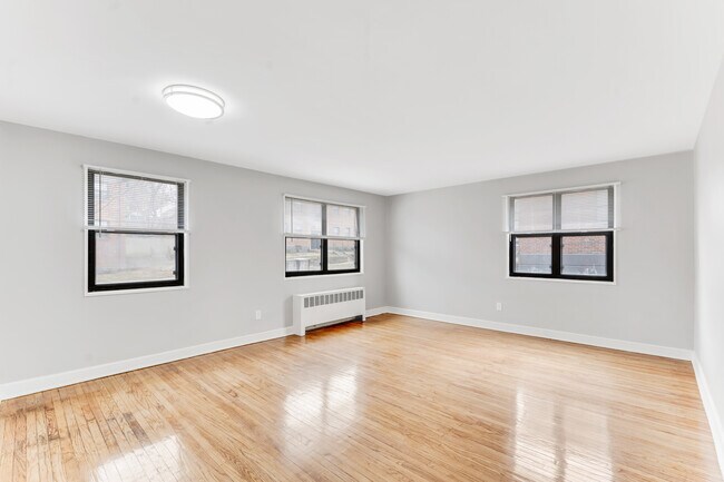 Foto del edificio - 121 Forest Ave