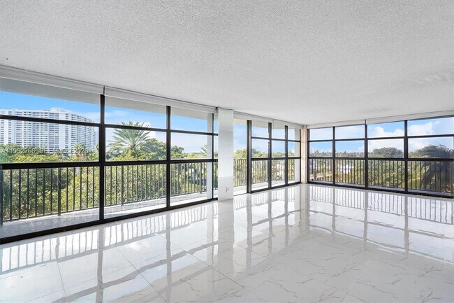 Building Photo - 600 Parkview Dr