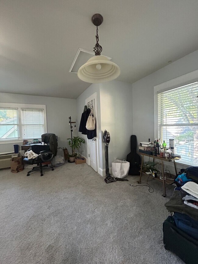 Foto del edificio - Beautiful 1 bed/1 bath near Duke utilities included and off street parking!