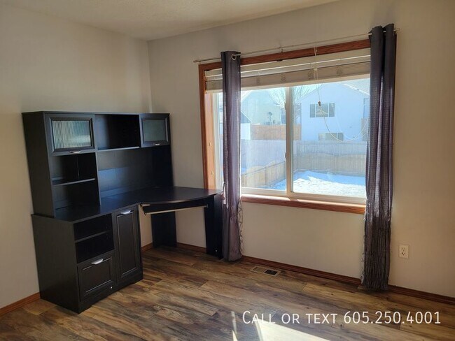 Building Photo - Modern 4 Bedroom 2 Bathroom House with att...