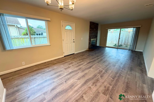 Building Photo - 2490 Fleetwood Dr